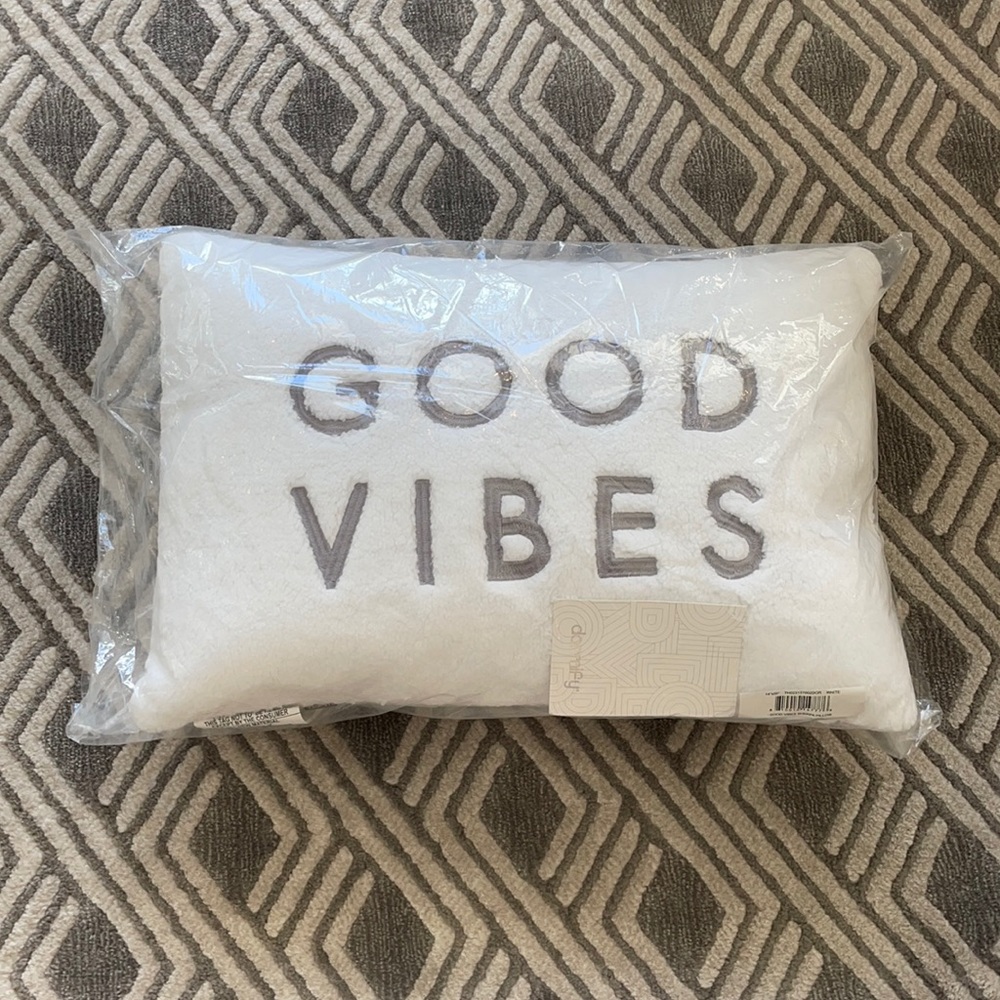 Dormify good vibes sherpa pillow!